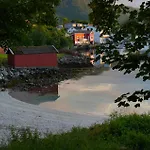 Eget Hus I Sjokanten Ved Fjorden Langevag