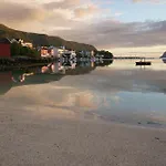 Eget Hus I Sjokanten Ved Fjorden Langevag