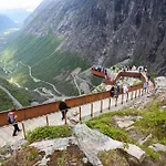 Eget Hus I Sjokanten Ved Fjorden Langevag