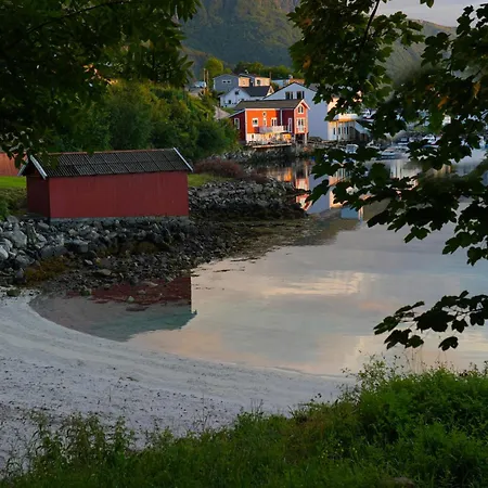 Eget Hus I Sjokanten Ved Fjorden Langevag
