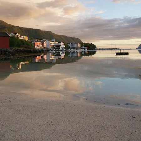 Eget Hus I Sjokanten Ved Fjorden Langevag