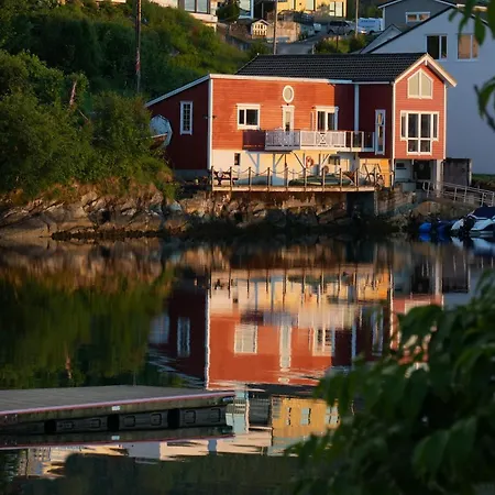 Eget Hus I Sjokanten Ved Fjorden