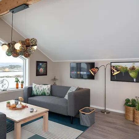 Eget Hus I Sjokanten Ved Fjorden *