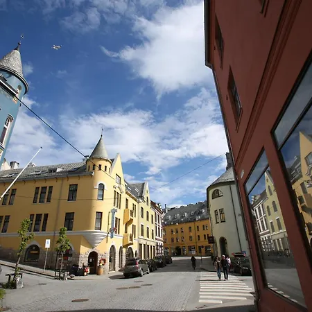 Eget Hus I Sjokanten Ved Fjorden Langevag