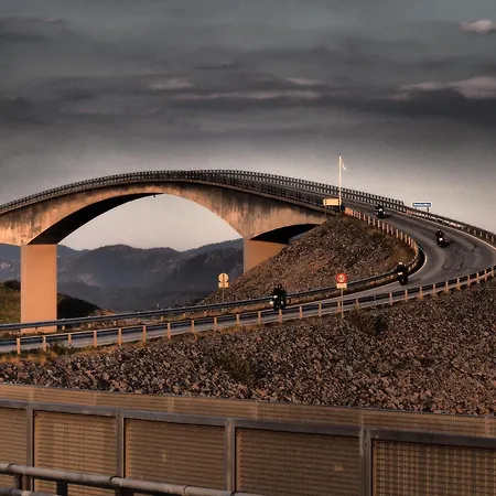 Eget Hus I Sjokanten Ved Fjorden Langevag