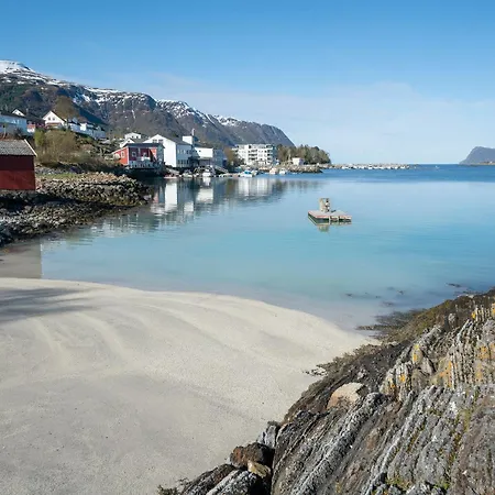Eget Hus I Sjokanten Ved Fjorden Langevag