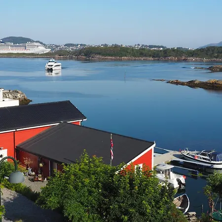 Eget Hus I Sjokanten Ved Fjorden Langevag