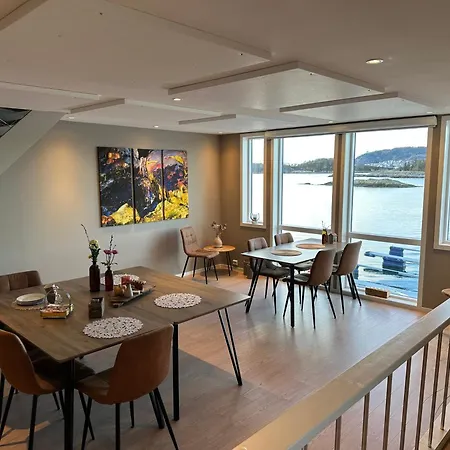 Eget Hus I Sjokanten Ved Fjorden Semesterbostad Langevag