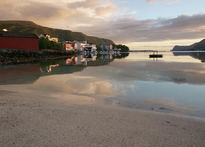 Eget Hus I Sjokanten Ved Fjorden Langevag