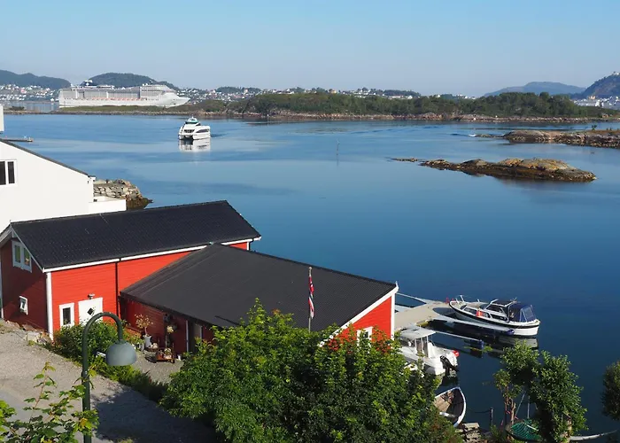 Eget Hus I Sjokanten Ved Fjorden Langevag